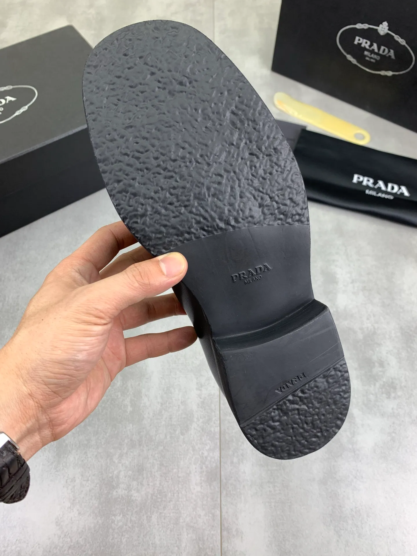 Factory price P840 💰Original quality, top version🔱 ＰＲＡＤＡPrada. Men's business casual leather shoes, top quality cow leather. 1:1 shipment ⬆️Luxurious and noble, all made of imported original first-layer fine suede cowhide, just to create a more comfortable wearing experience. Upper: original comfortable open-edge bead-rubbed calfskin ➕Top imported water-dyed full cow lining, original high-end lightweight and comfortable TPU combination bottom ✔️Code number: 39-44 (38 45 Can be customized)